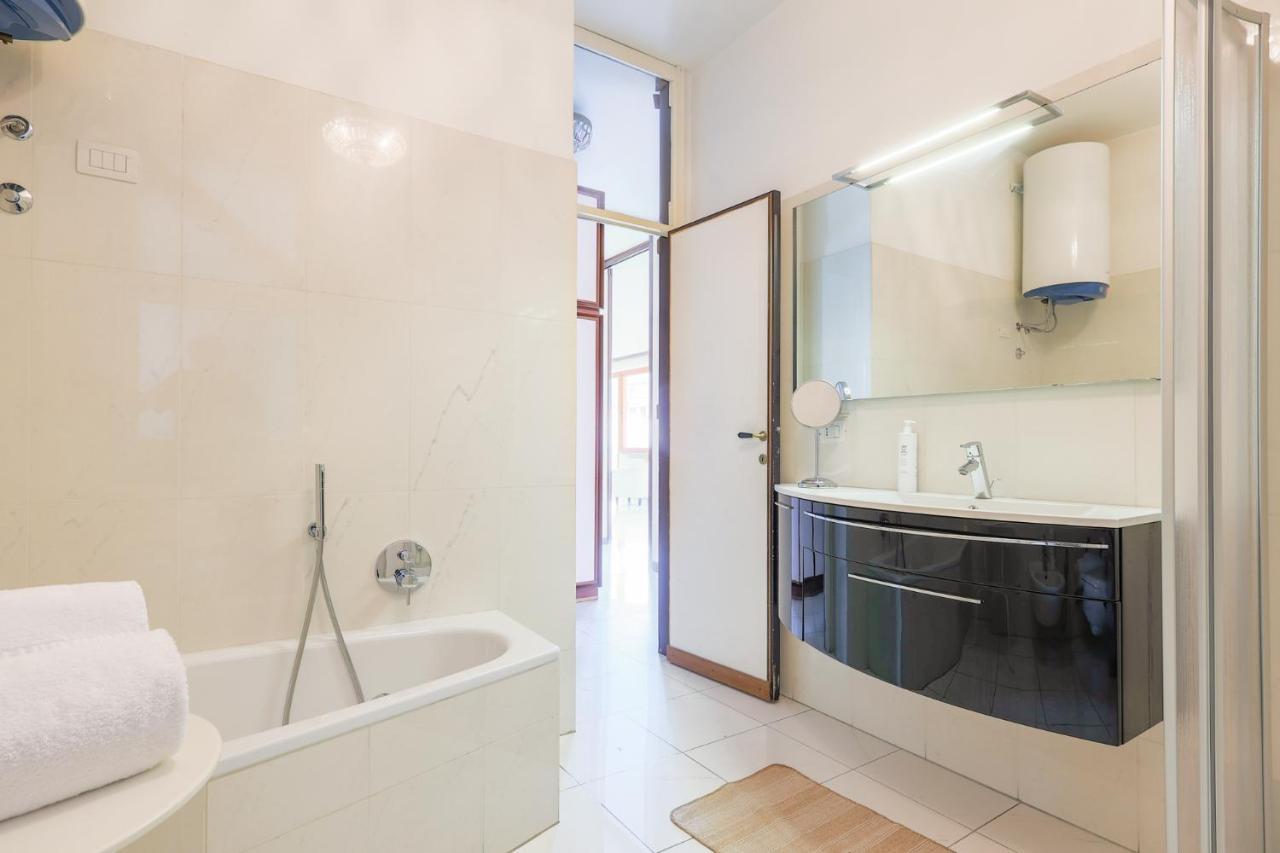 Piazza Cavour Lake View - byMyHomeinComo Zewnętrze zdjęcie